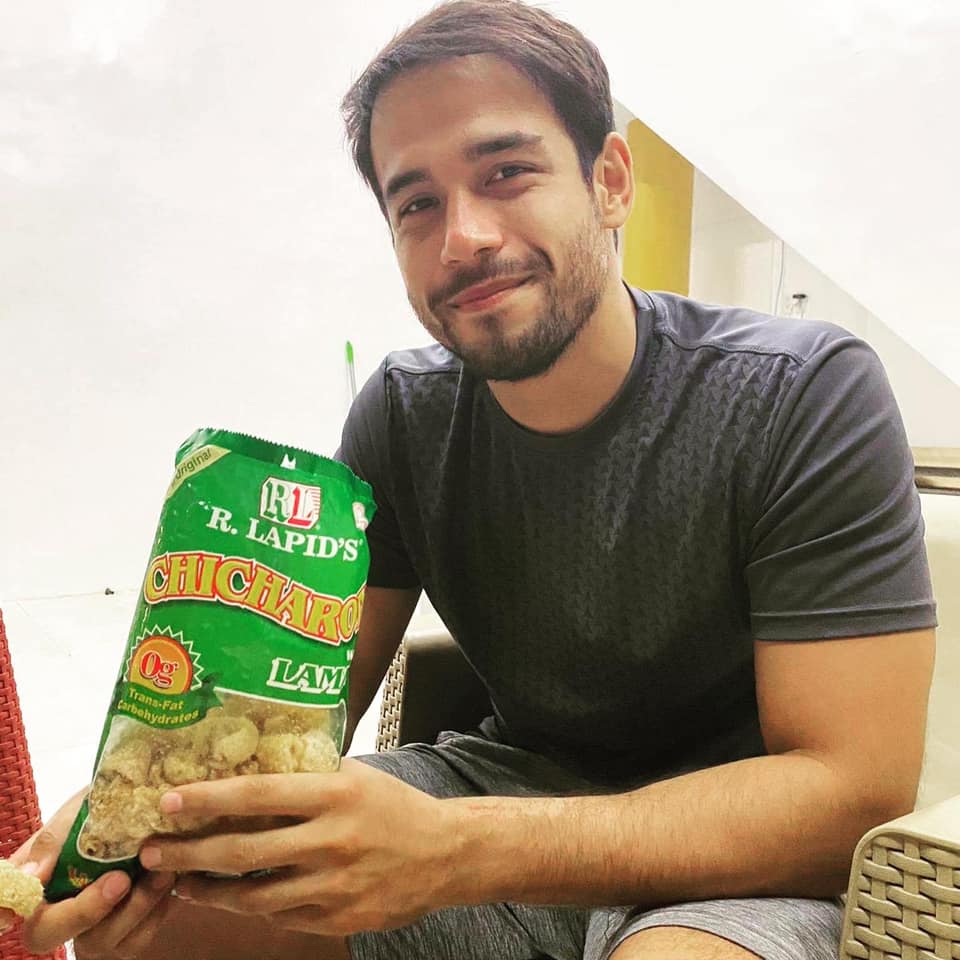  Mr. Kit Thompson enjoying R. Lapid´s Chicharon