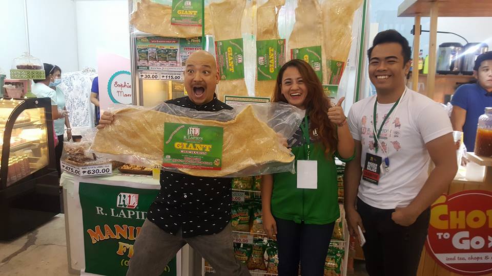  Mr. Simon Yin just loves R. Lapid´s Giant Chicharon